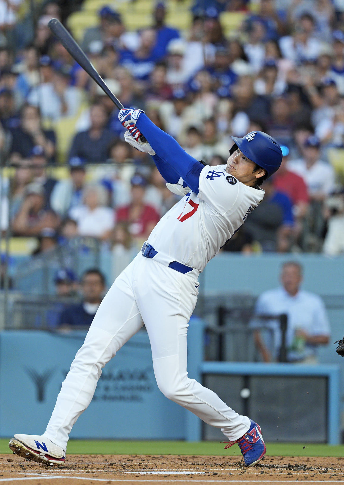 ツインズ戦の1回、35号2ランを放つドジャース大谷（共同）