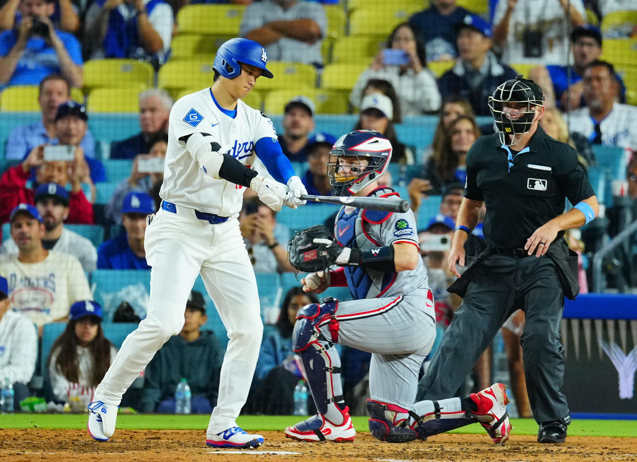 ドジャース対ツインズ　7回裏ドジャース2死一塁、空振り三振に倒れる大谷（撮影・垰建太）