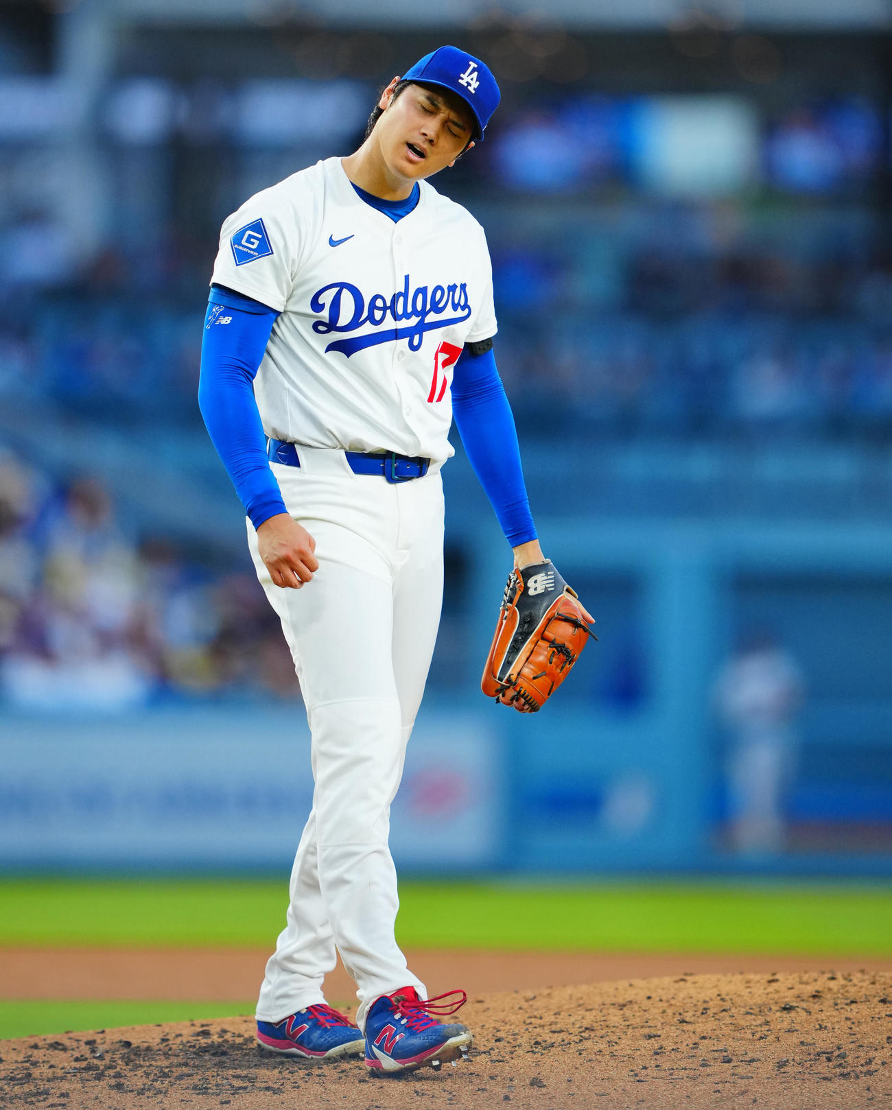 ドジャース対ツインズ　3回表の投球間に首をかしげるドジャース先発の大谷（撮影・垰建太）