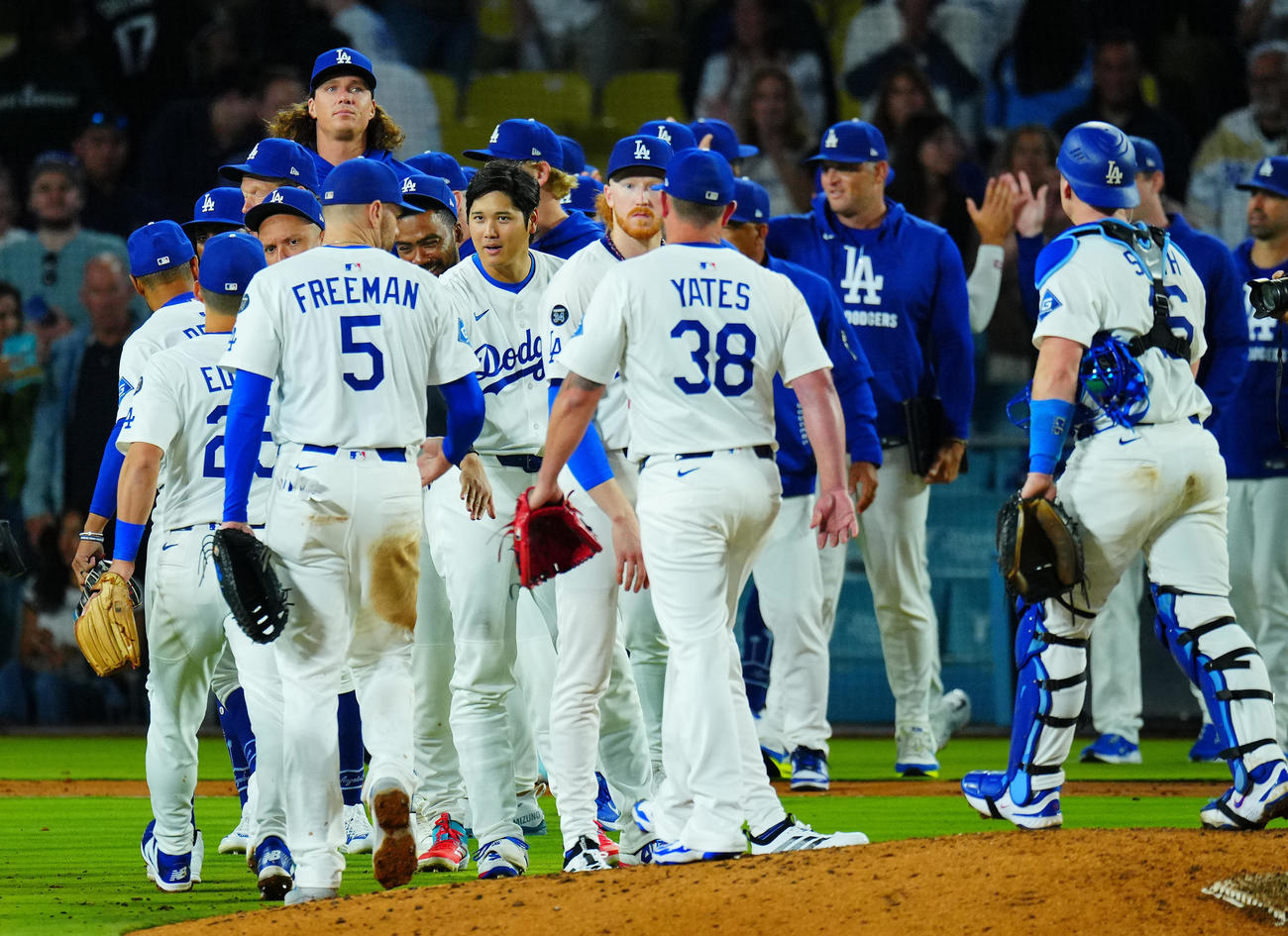 ドジャース対ツインズ　ツインズに勝利し笑顔を見せる大谷（中央）らドジャースの選手たち（撮影・垰建太）
