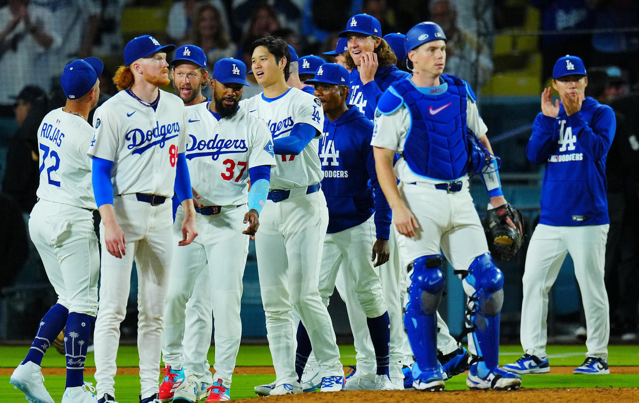 ドジャース対ツインズ　ツインズに勝利し笑顔を見せる大谷（中央）らドジャースの選手たち（撮影・垰建太）