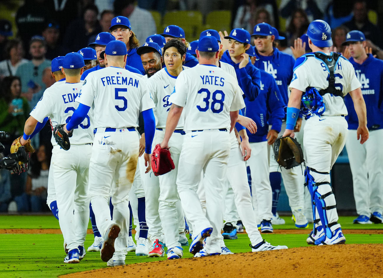ドジャース対ツインズ　ツインズに勝利し笑顔を見せる大谷（中央）らドジャースの選手たち（撮影・垰建太）