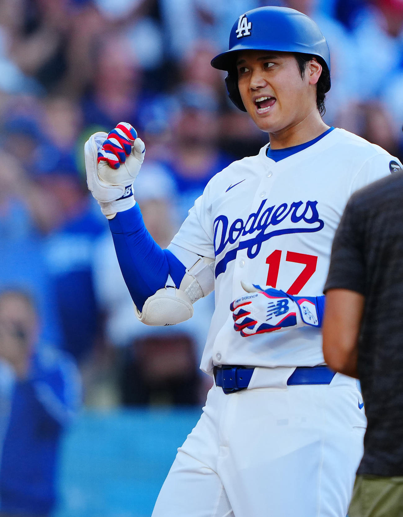 ドジャース対ツインズ　1回裏ドジャース無死一塁、2点本塁打を放ちデコルテポーズを決める大谷（撮影・垰建太）