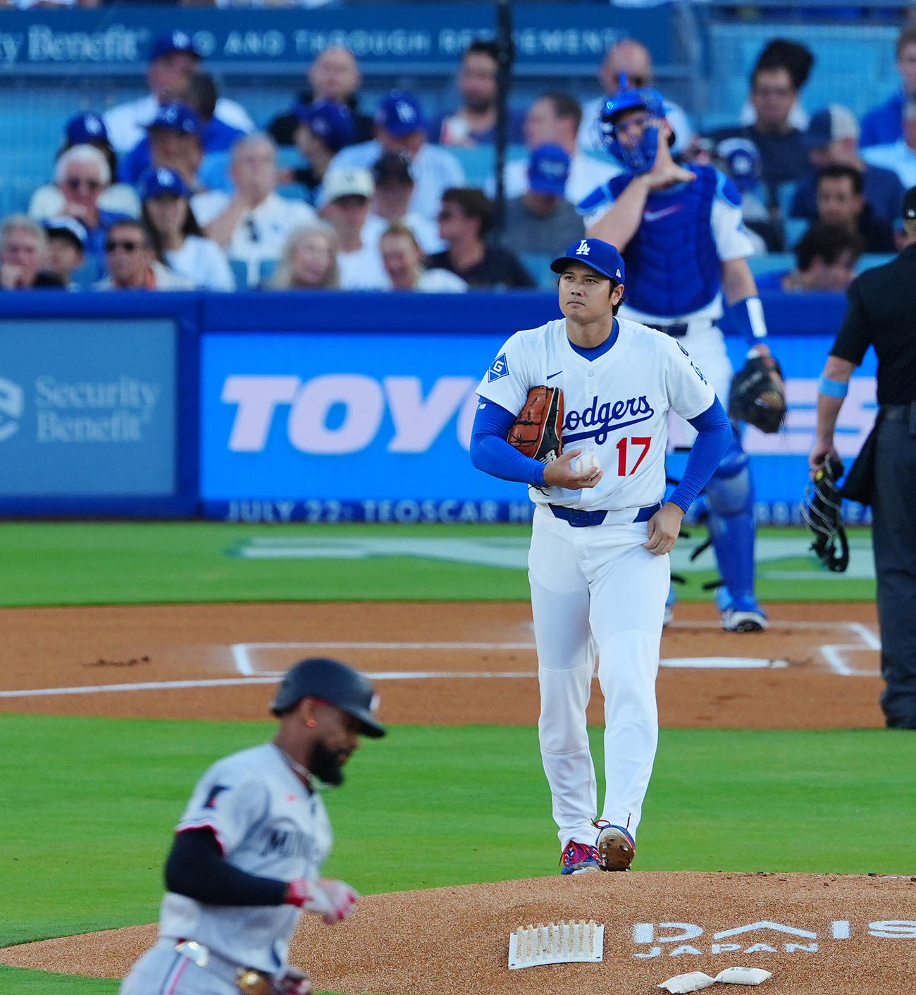 ドジャース対ツインズ　1回表ツインズ無死、バクストン（手前）に先制ソロ本塁打を浴びる大谷（撮影・垰建太）