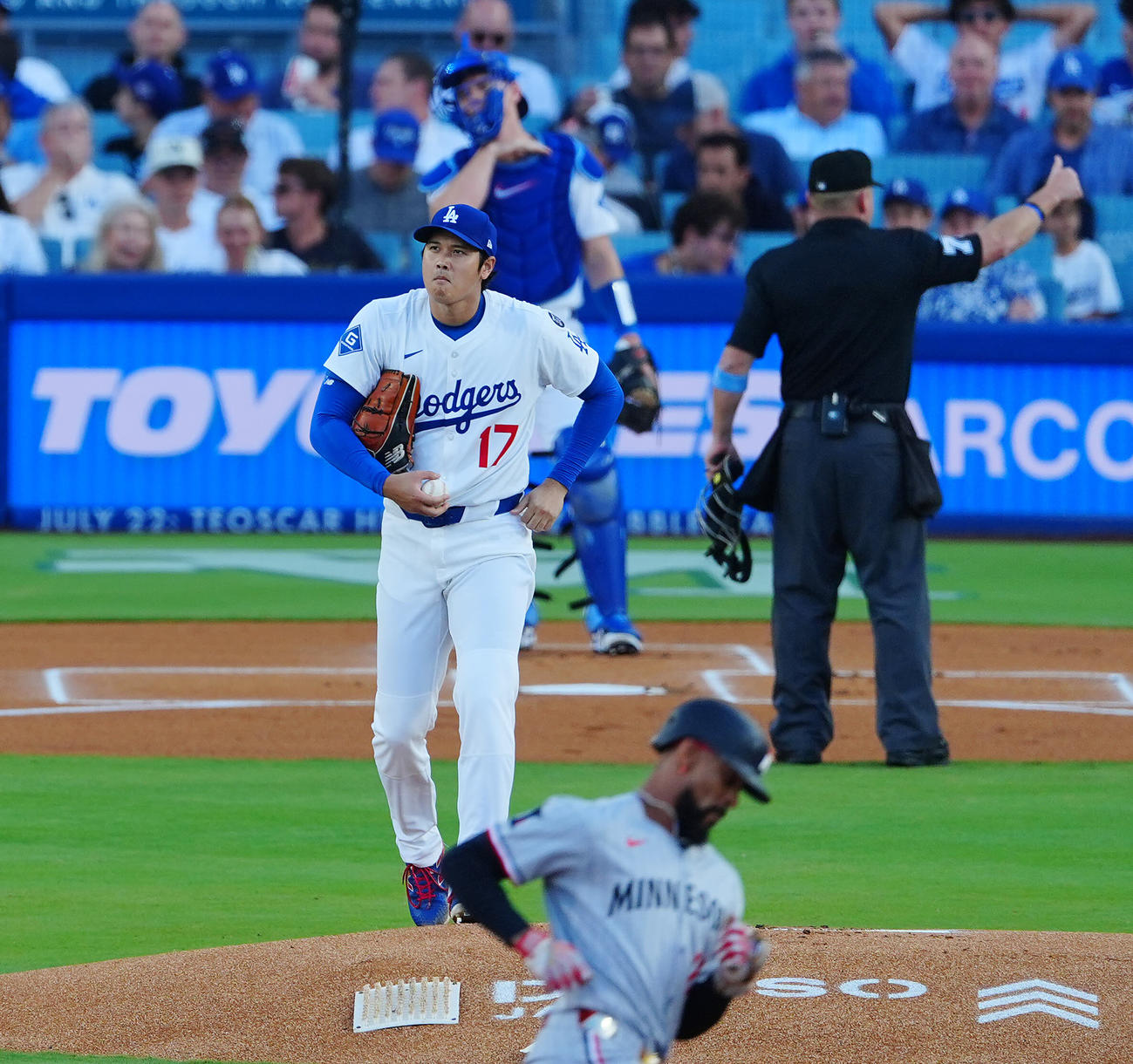 ドジャース対ツインズ　1回表ツインズ無死、バクストン（手前）に先制ソロ本塁打を浴びる大谷（撮影・垰建太）