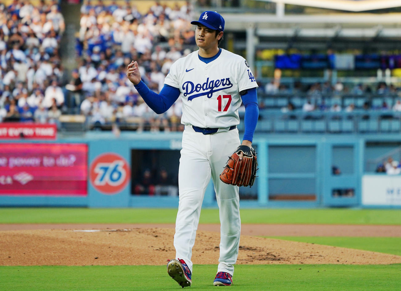 ドジャース対ツインズ　1回表の登板を終え1失点のドジャース先発の大谷は納得のいかない様子でベンチに引き揚げる（撮影・垰建太）