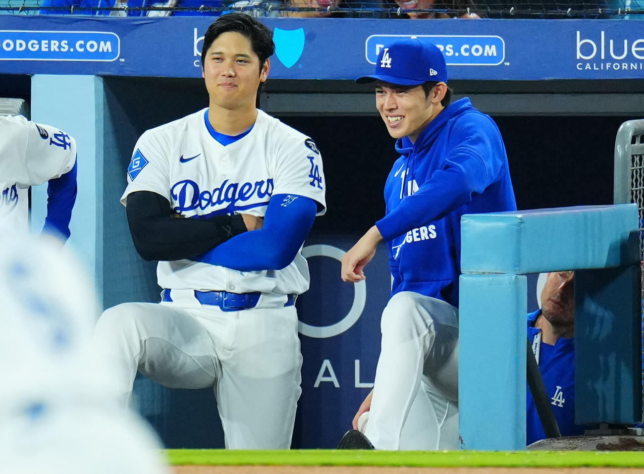 ドジャース対ツインズ　ベンチで談笑するドジャース大谷（左）と佐々木（撮影・垰建太）