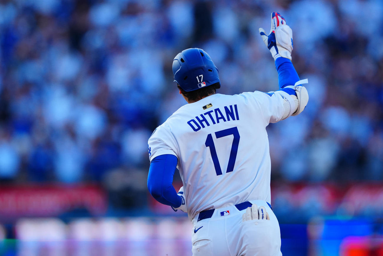 ドジャース対ツインズ　1回裏ドジャース無死一塁、2点本塁打を放ちブルペンに手を振る大谷（撮影・垰建太）