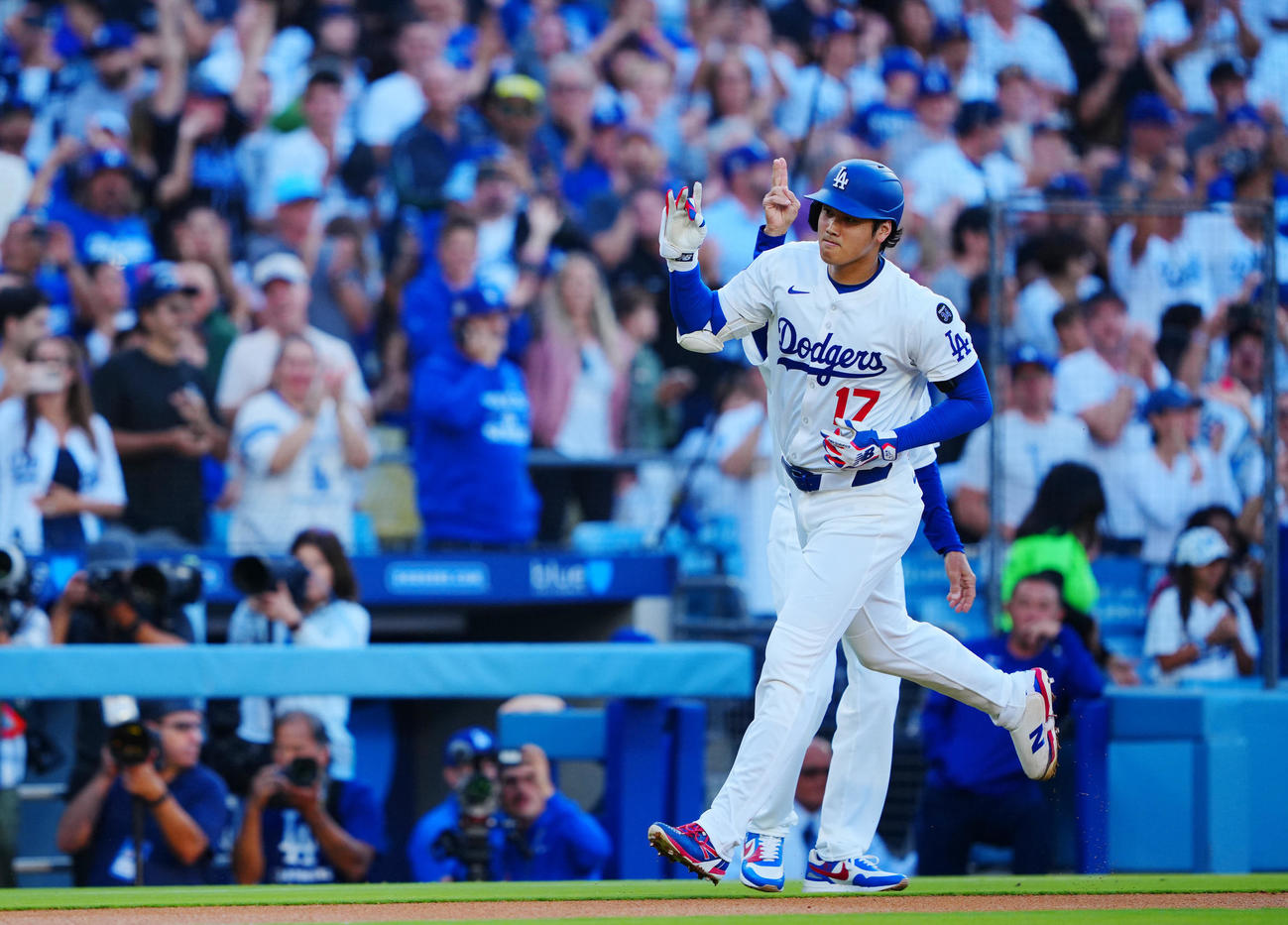 ドジャース対ツインズ　1回裏ドジャース無死一塁、2点本塁打を放ちポーズを決める大谷（撮影・垰建太）