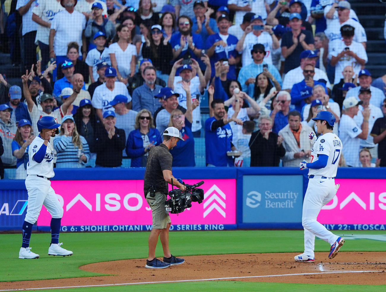 ドジャース対ツインズ　1回裏ドジャース無死一塁、2点本塁打を放った大谷（右）はベッツとデコルテポーズを決め合う（撮影・垰建太）