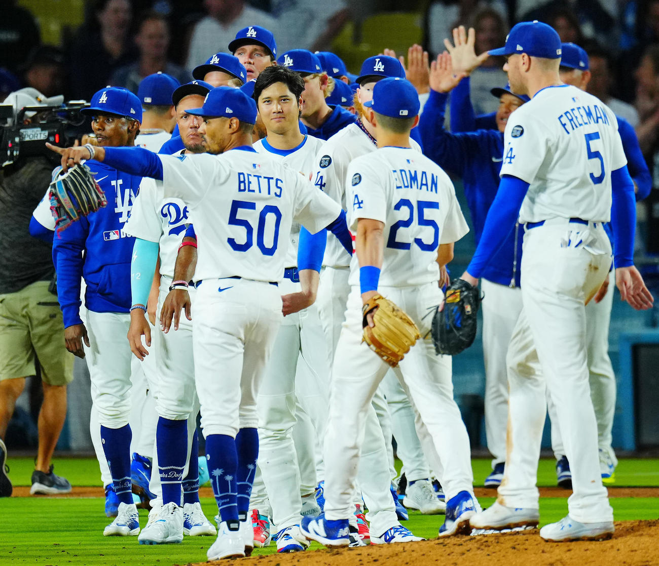 ドジャース対ツインズ　ツインズに勝利し笑顔を見せる大谷（中央）らドジャースの選手たち（撮影・垰建太）