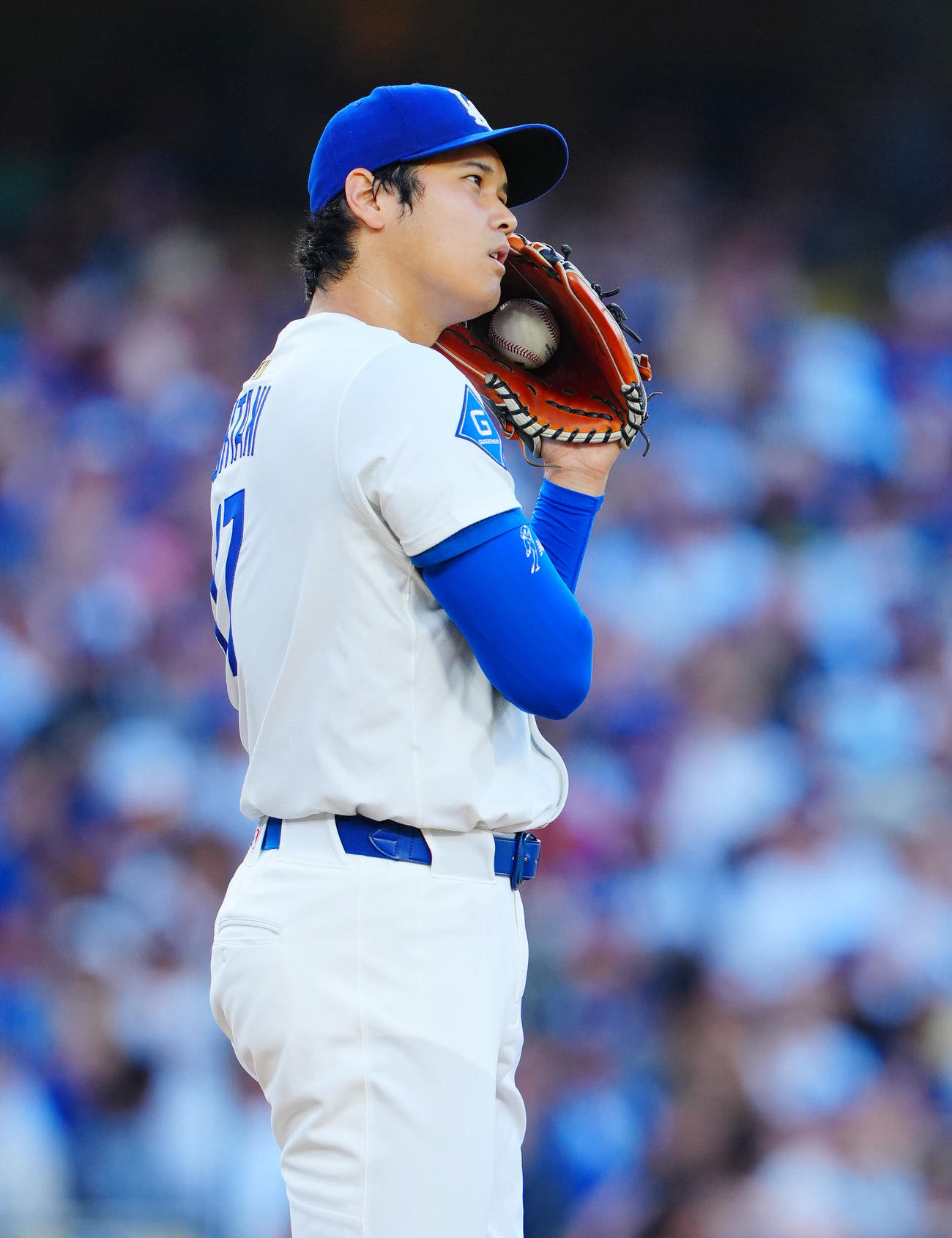 ドジャース対ツインズ　2回表、投球間にピッチコムを気にするドジャース先発の大谷（撮影・垰建太）