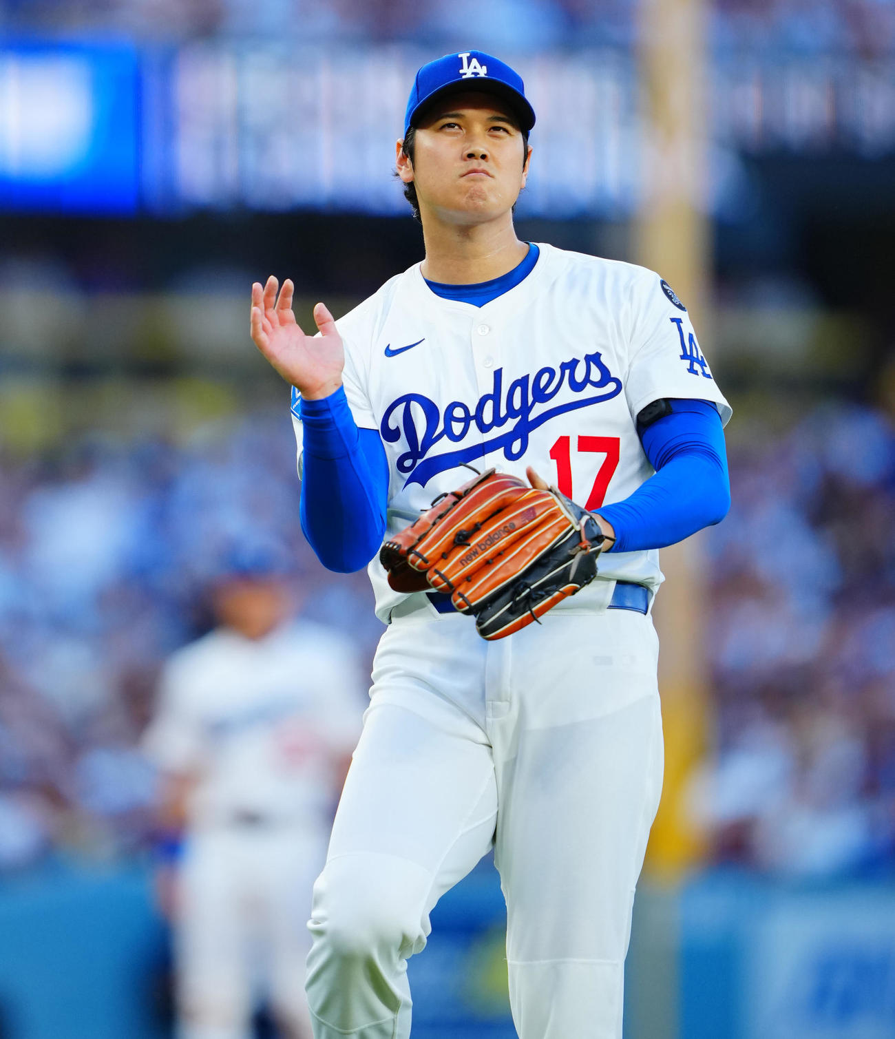 ドジャース対ツインズ　2回表、投球間に渋い表情のドジャース先発の大谷（撮影・垰建太）