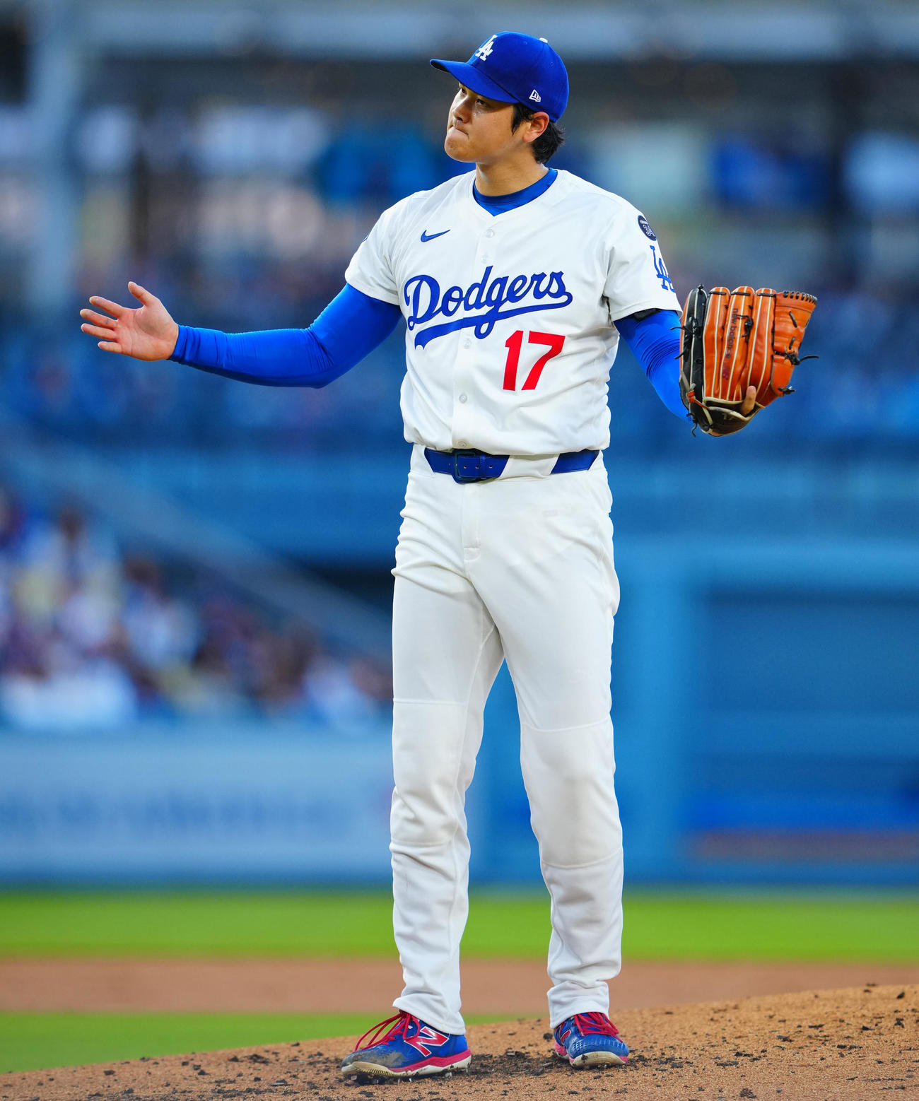 ドジャース対ツインズ　2回表、投球間に渋い表情のドジャース先発の大谷（撮影・垰建太）