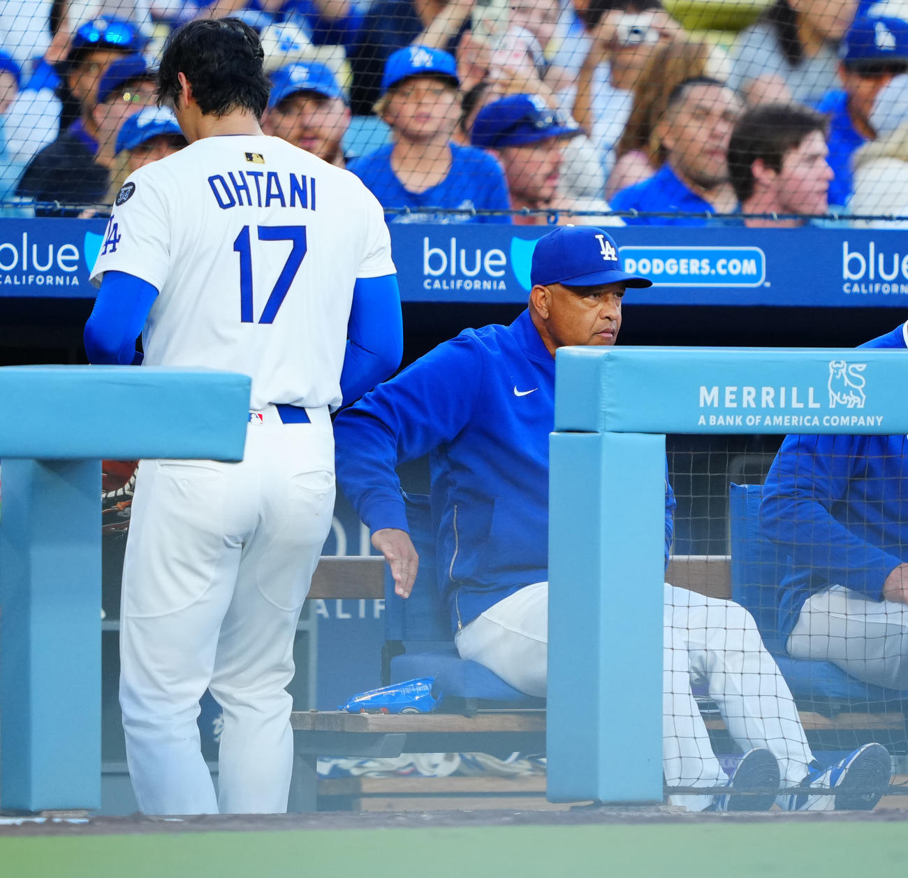 ドジャース対ツインズ　1回表の登板を終えたドジャース先発の大谷（左）の尻をたたきねぎらうロバーツ監督（撮影・垰建太）