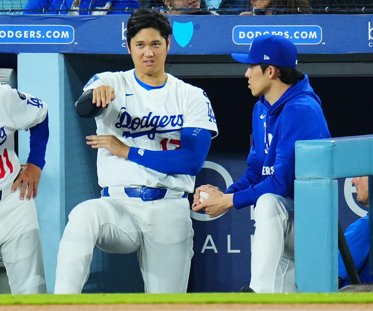 ドジャース対ツインズ　ベンチでボールを手にするドジャース佐々木（右）と話す大谷（撮影・垰建太）