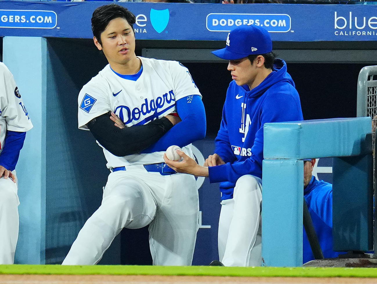 ドジャース対ツインズ　ベンチでボールを手にするドジャース佐々木（右）と話す大谷（撮影・垰建太）