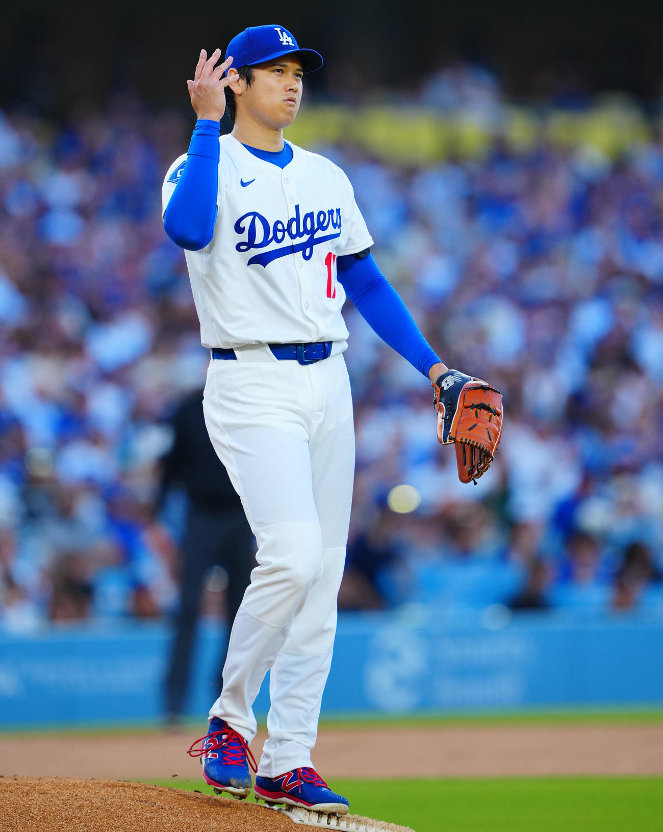 ドジャース対ツインズ　1回表ツインズ無死、カストロを一直に打ち取った大谷はマウンド上で投球をイメージするようなしぐさを見せる（撮影・垰建太）