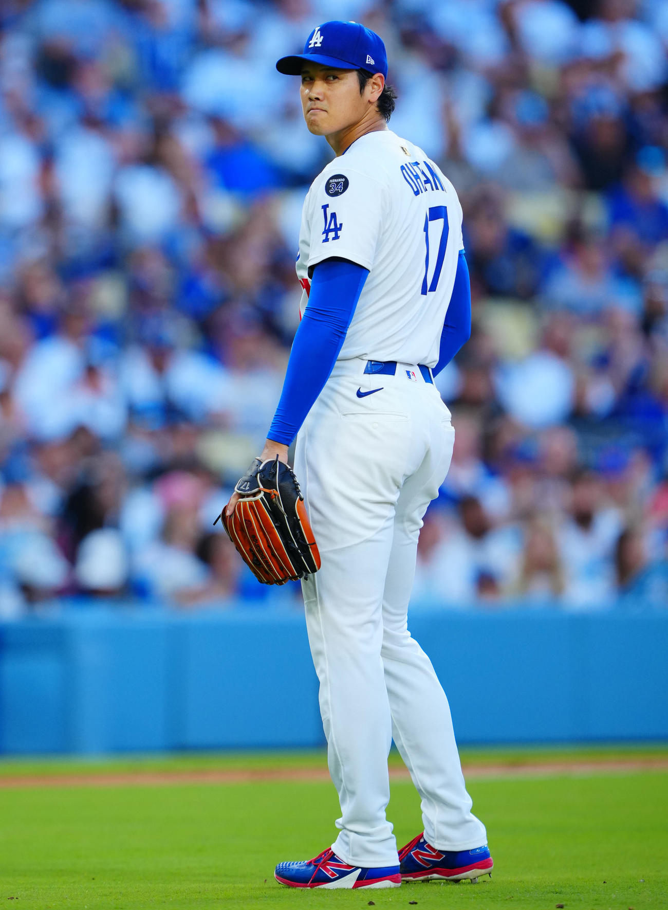 ドジャース対ツインズ　2回表、投球間に渋い表情のドジャース先発の大谷（撮影・垰建太）