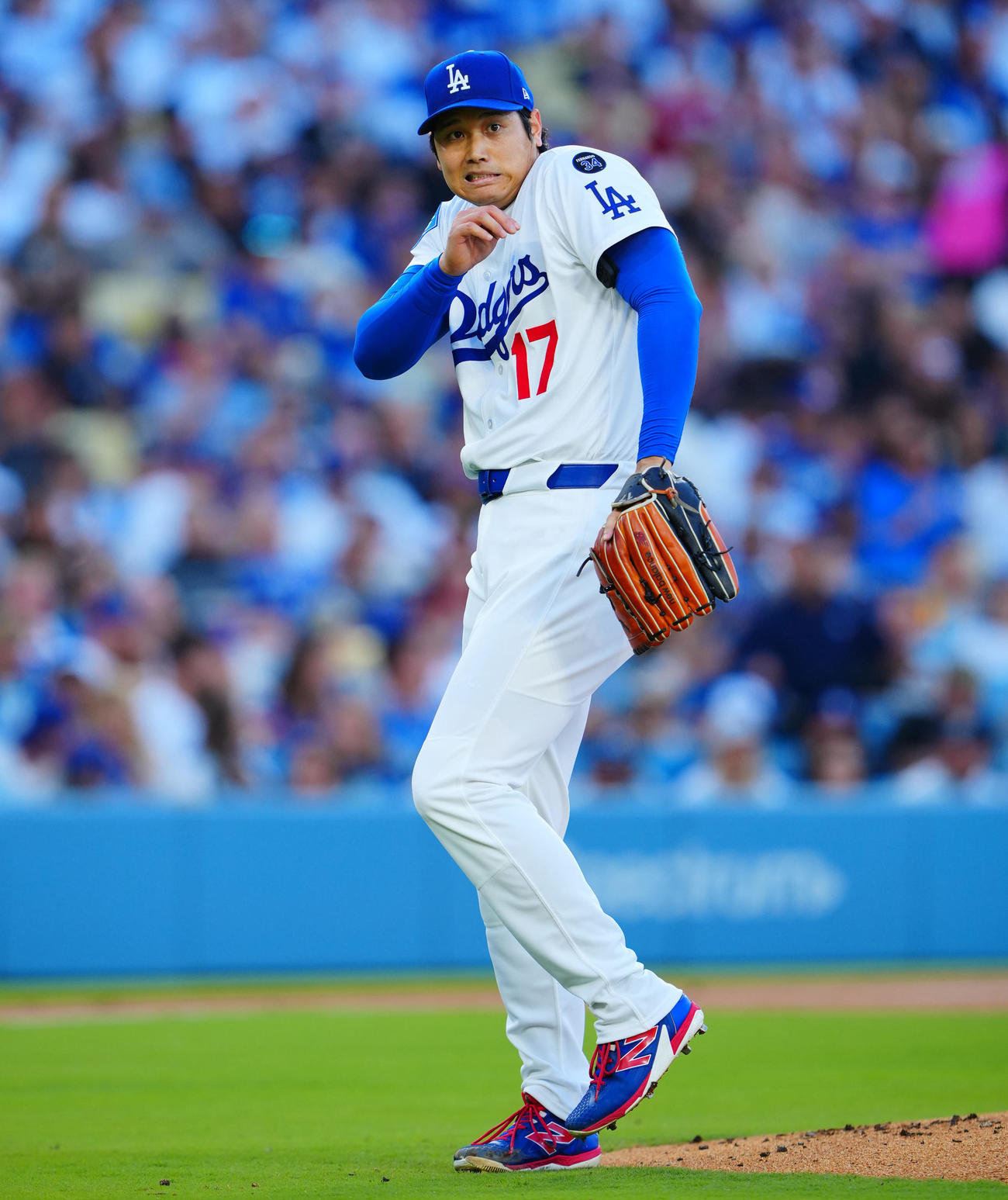 ドジャース対ツインズ　1回表ツインズ無死、鋭いファウルボールが客席方向に飛び思わず顔をしかめる大谷（撮影・垰建太）