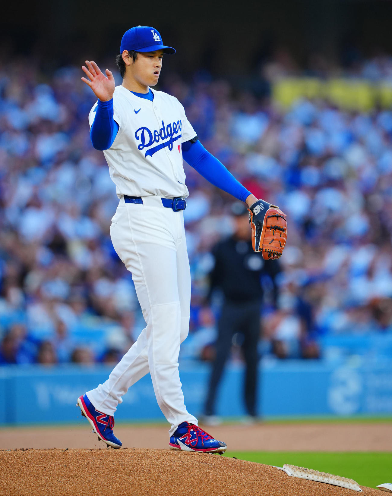ドジャース対ツインズ　1回表ツインズ無死、カストロを一直に打ち取った大谷はマウンド上で投球をイメージするようなしぐさを見せる（撮影・垰建太）