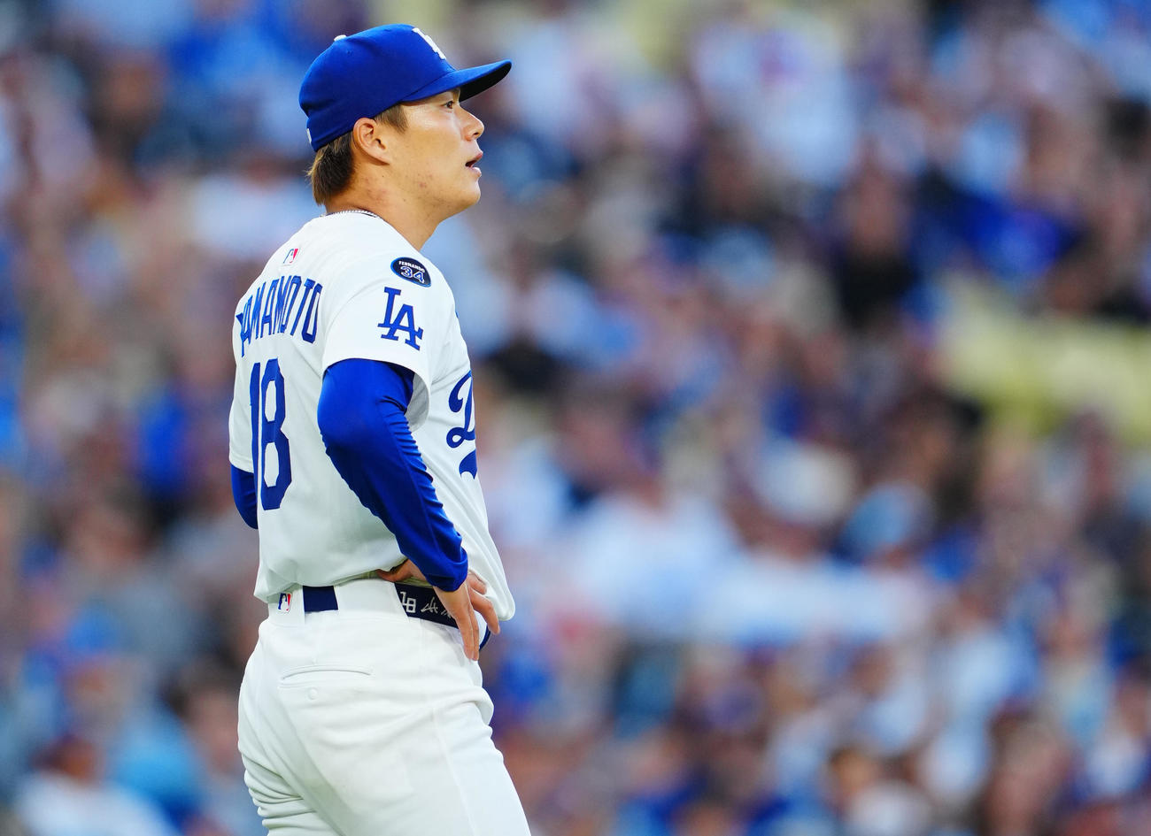 ドジャース対ツインズ　2回表ツインズ1死、一、三塁、ルイスを三ゴロもロハスの失策で失点を許しぼうぜんとする山本（撮影・垰建太）