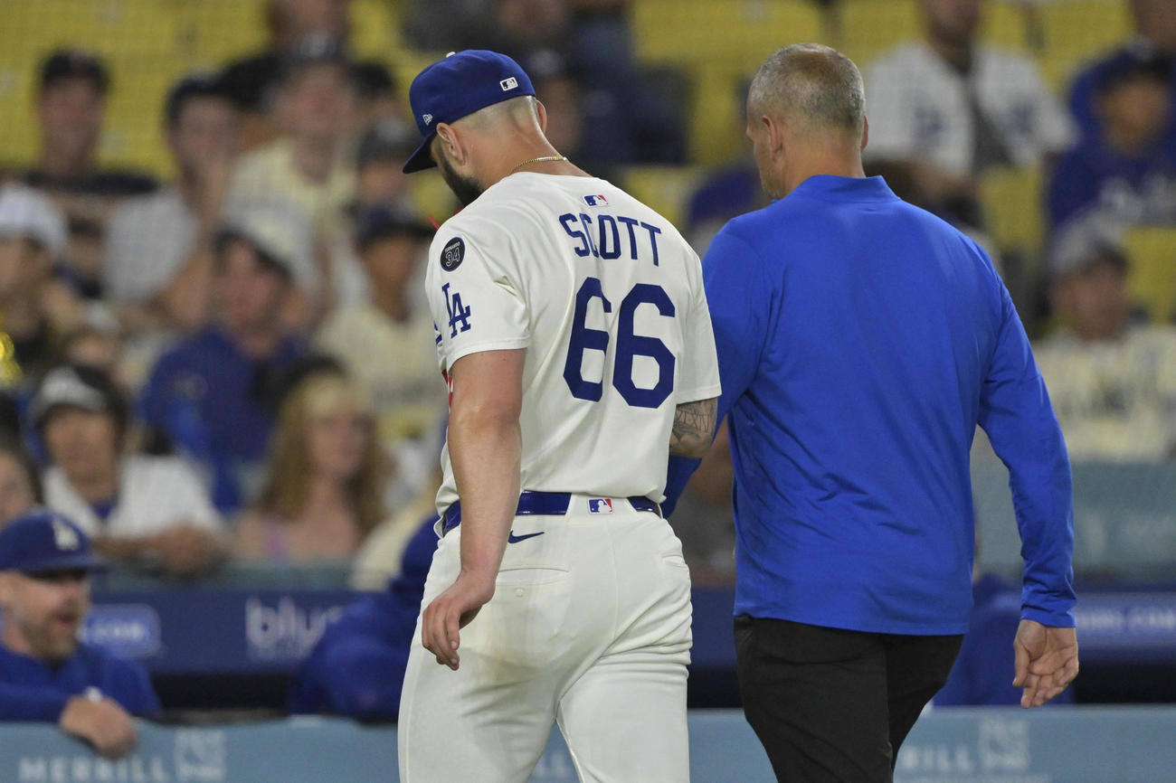 7月21日ツインズ戦　9回1死一、二塁、左腕の異常を訴えて降板したタナー・スコット（AP）