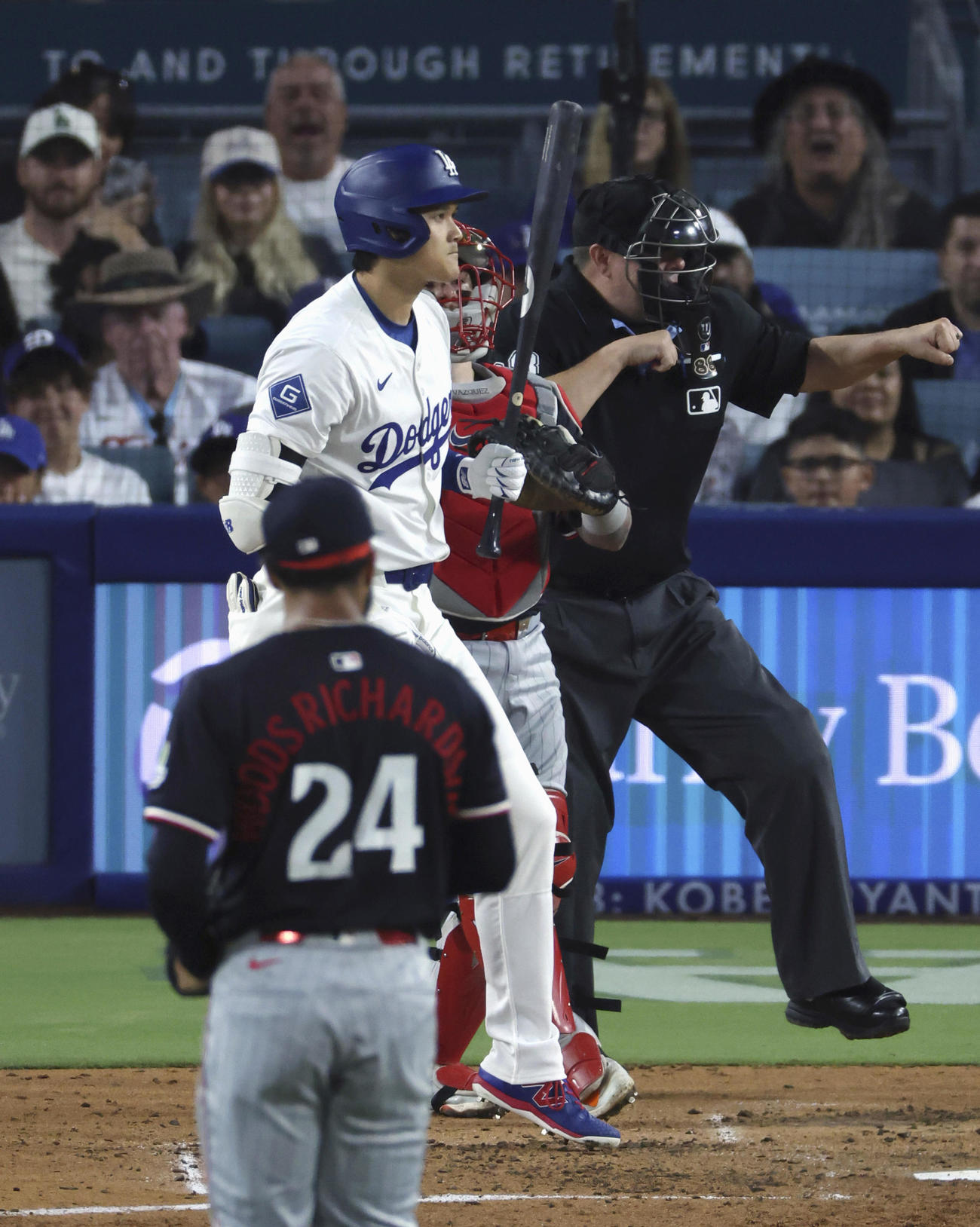 ツインズ戦の3回、見逃し三振に倒れたドジャース大谷。投手ウッズリチャードソン（共同）