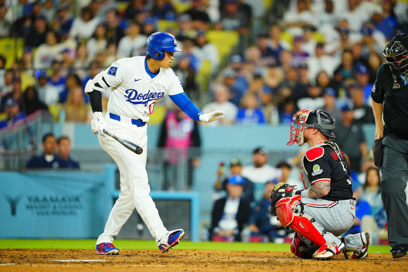 ドジャース対ツインズ　5回裏ドジャース2死、自身の打ち損じた打球が当たった相手捕手を気づかう大谷（撮影・垰建太）