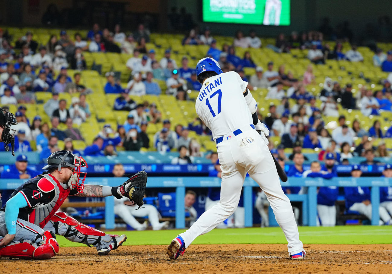 ドジャース対ツインズ　9回裏ドジャース2死三塁、2点本塁打を放つ大谷（撮影・垰建太）