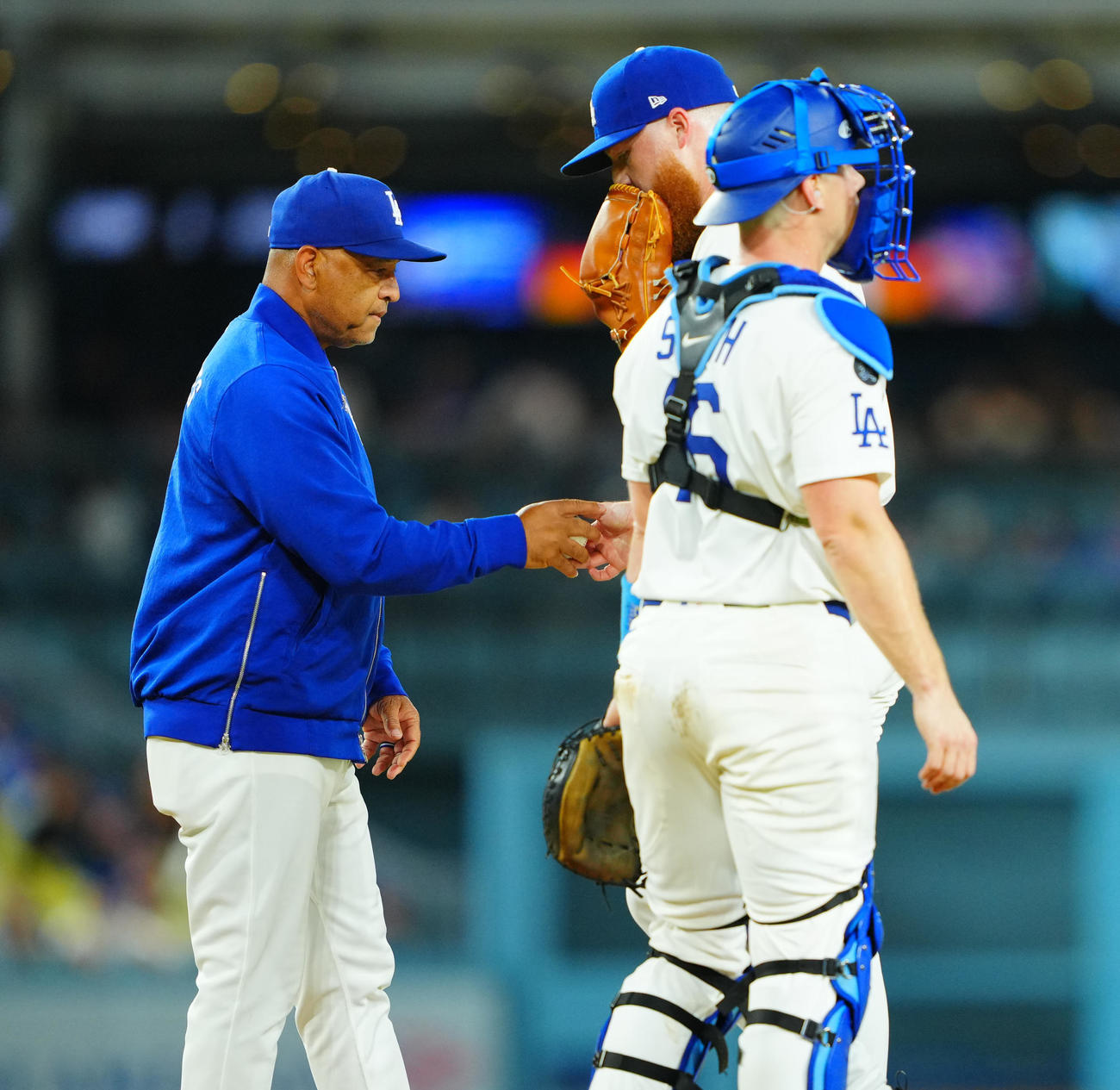 ドジャース対ツインズ　7回表ドジャース1死満塁、クライン（中央）を降板させるロバーツ監督（左）（撮影・垰建太）