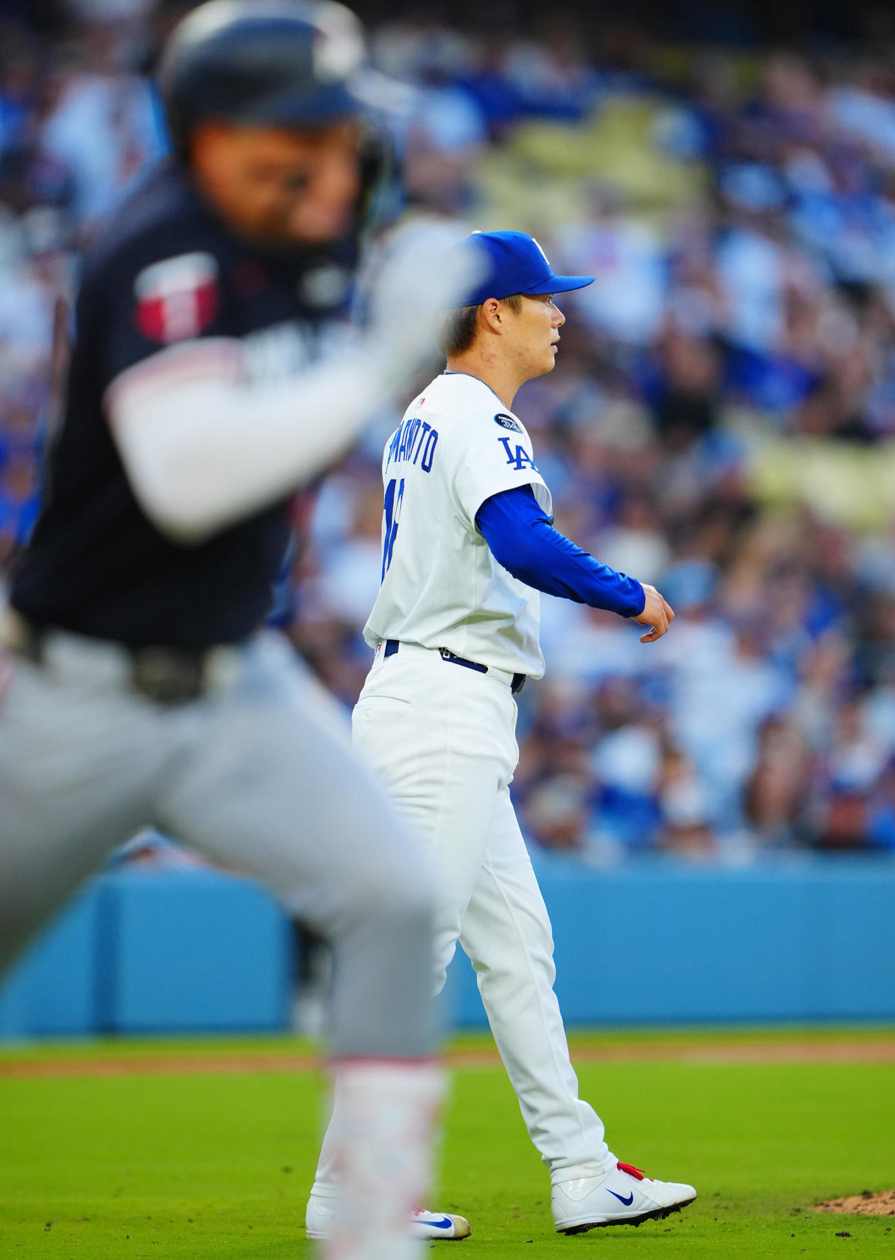 ドジャース対ツインズ　2回表ツインズ1死、一、三塁、ルイスを三ゴロもロハスの失策で失点を許す山本（撮影・垰建太）