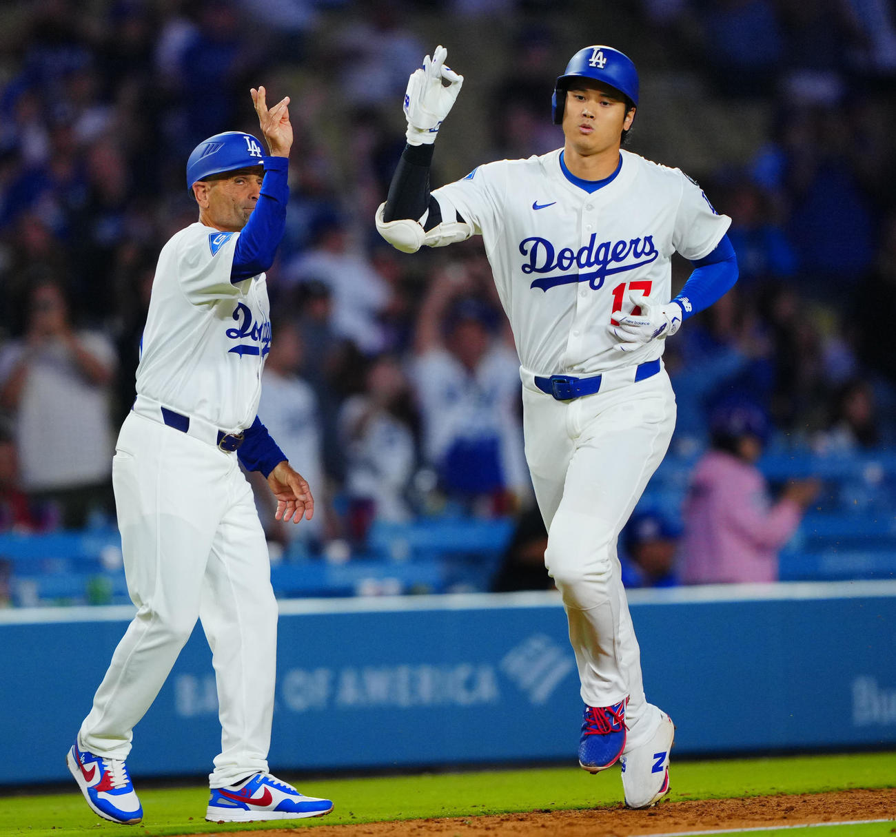 ドジャース対ツインズ　9回裏ドジャース2死三塁、2点本塁打を放ちポーズを決める大谷（撮影・垰建太）