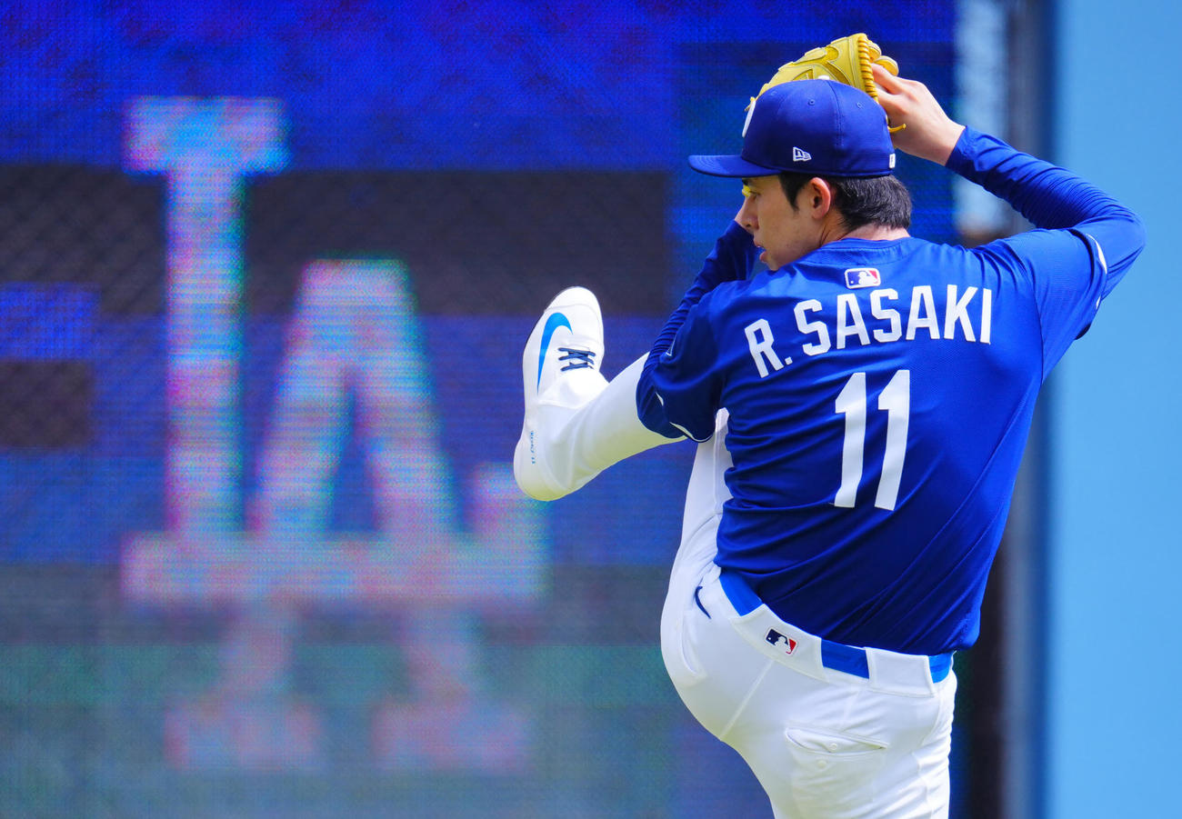 ドジャース対ツインズ　試合前投球練習するドジャース佐々木（撮影・垰建太）