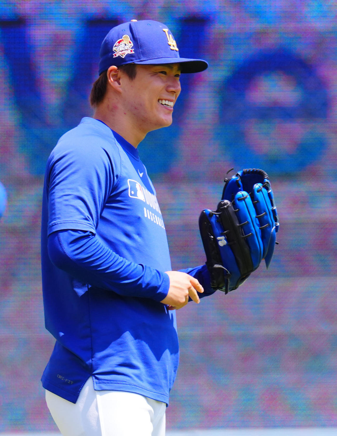 ドジャース対ツインズ　試合前練習中、笑顔を見せるドジャース山本（撮影・垰建太）