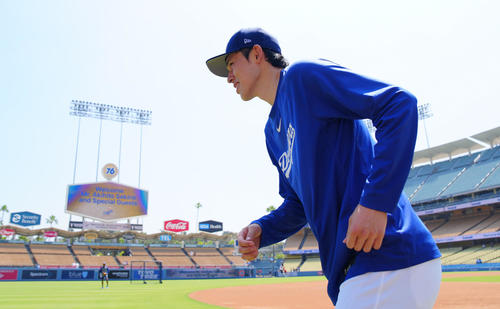 ドジャース対ツインズ　試合前練習中、笑顔を見せるドジャース佐々木（撮影・垰建太）