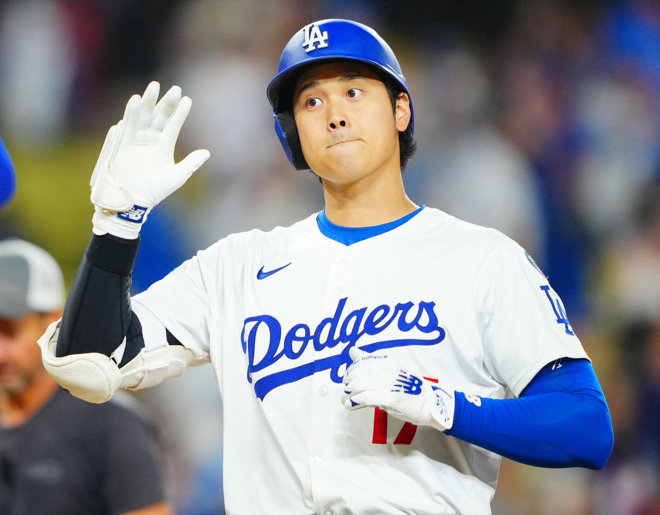 ドジャース対ツインズ　9回裏ドジャース2死三塁、2点本塁打を放ち生還する大谷（撮影・垰建太）