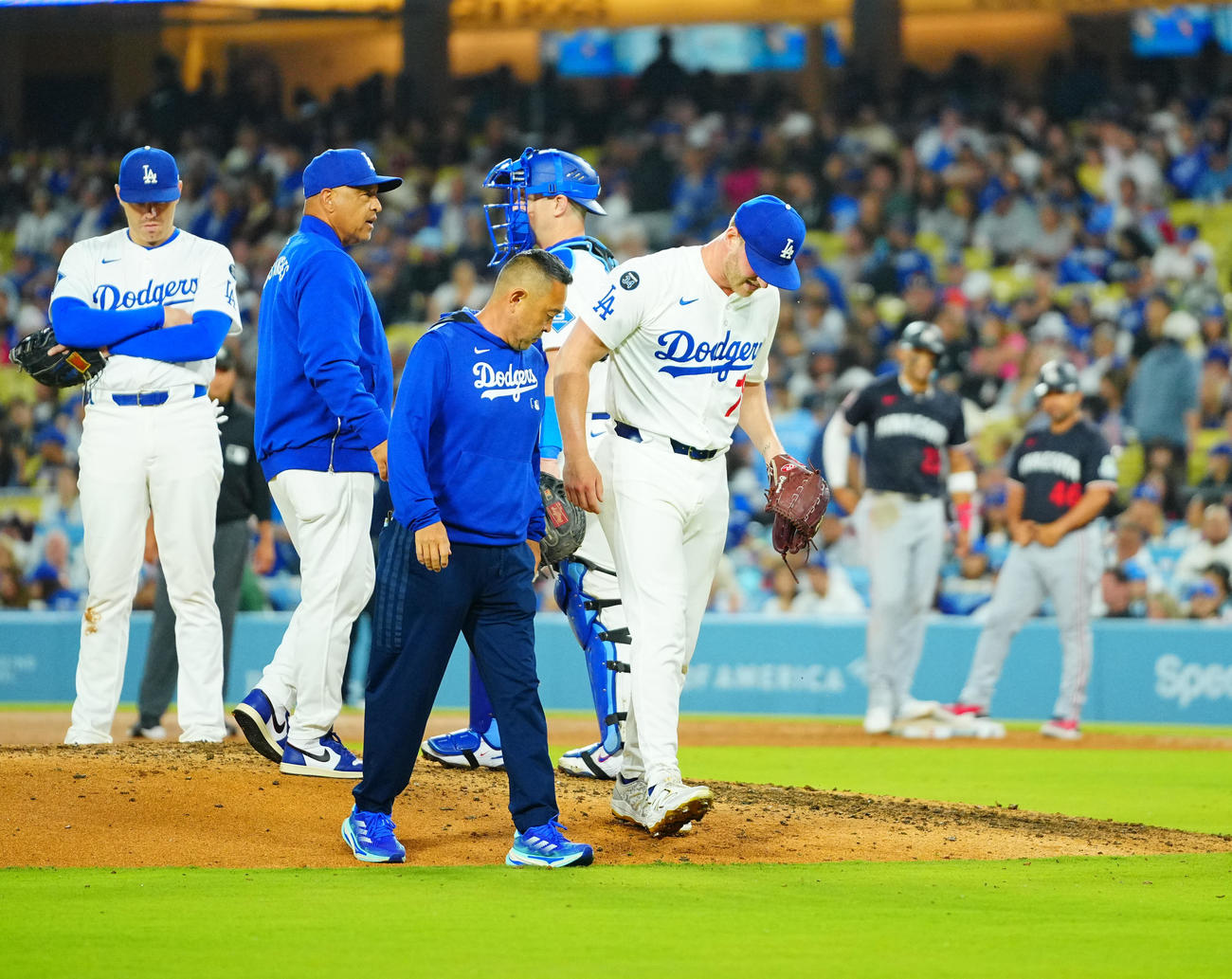 ドジャース対ツインズ　6回表ドジャース無死満塁、ベイダーに押し出しの四球を与えたカスペリアスは足をひきずりながら降板する（撮影・垰建太）