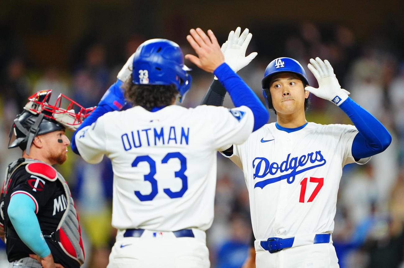 ドジャース対ツインズ　9回裏ドジャース2死三塁、2点本塁打を放ちアウトマン（左）とタッチを交わす大谷（撮影・垰建太）