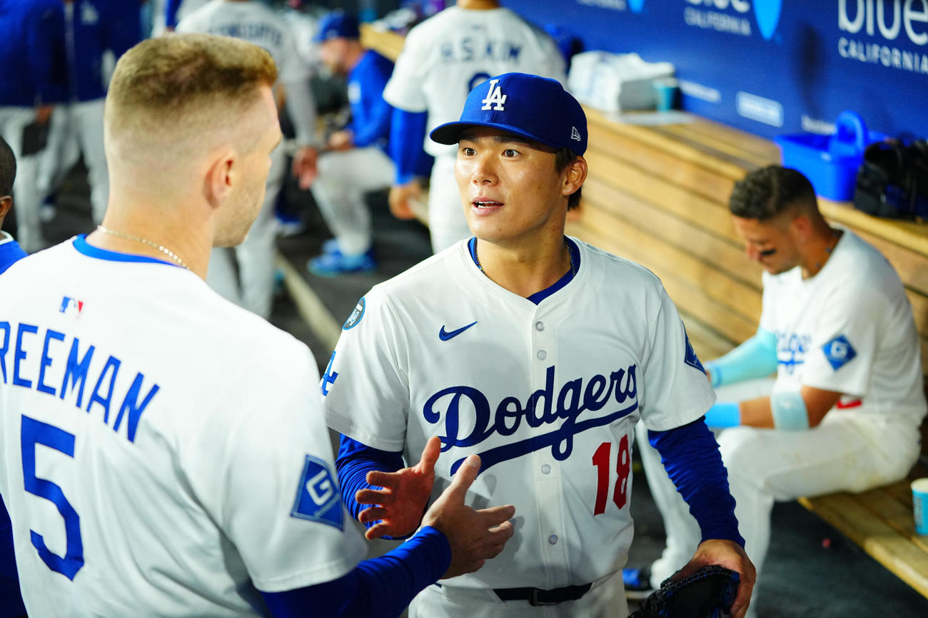 ドジャース対ツインズ　5回表の登板を終えたドジャース先発の山本（中央）はベンチでナインの出迎えを受ける（撮影・垰建太）