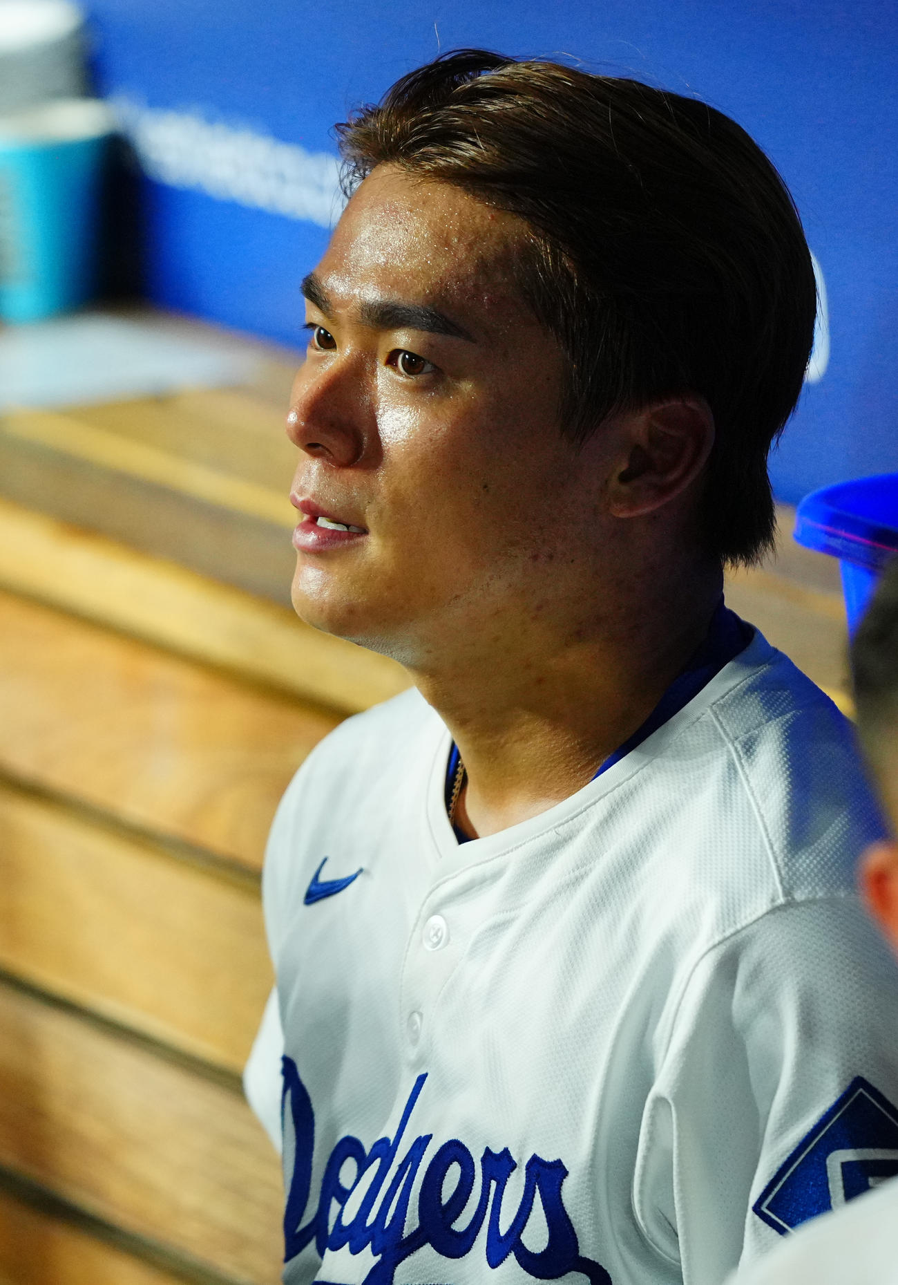 ドジャース対ツインズ　5回表の登板を終えベンチでひと息つくドジャース先発の山本（撮影・垰建太）