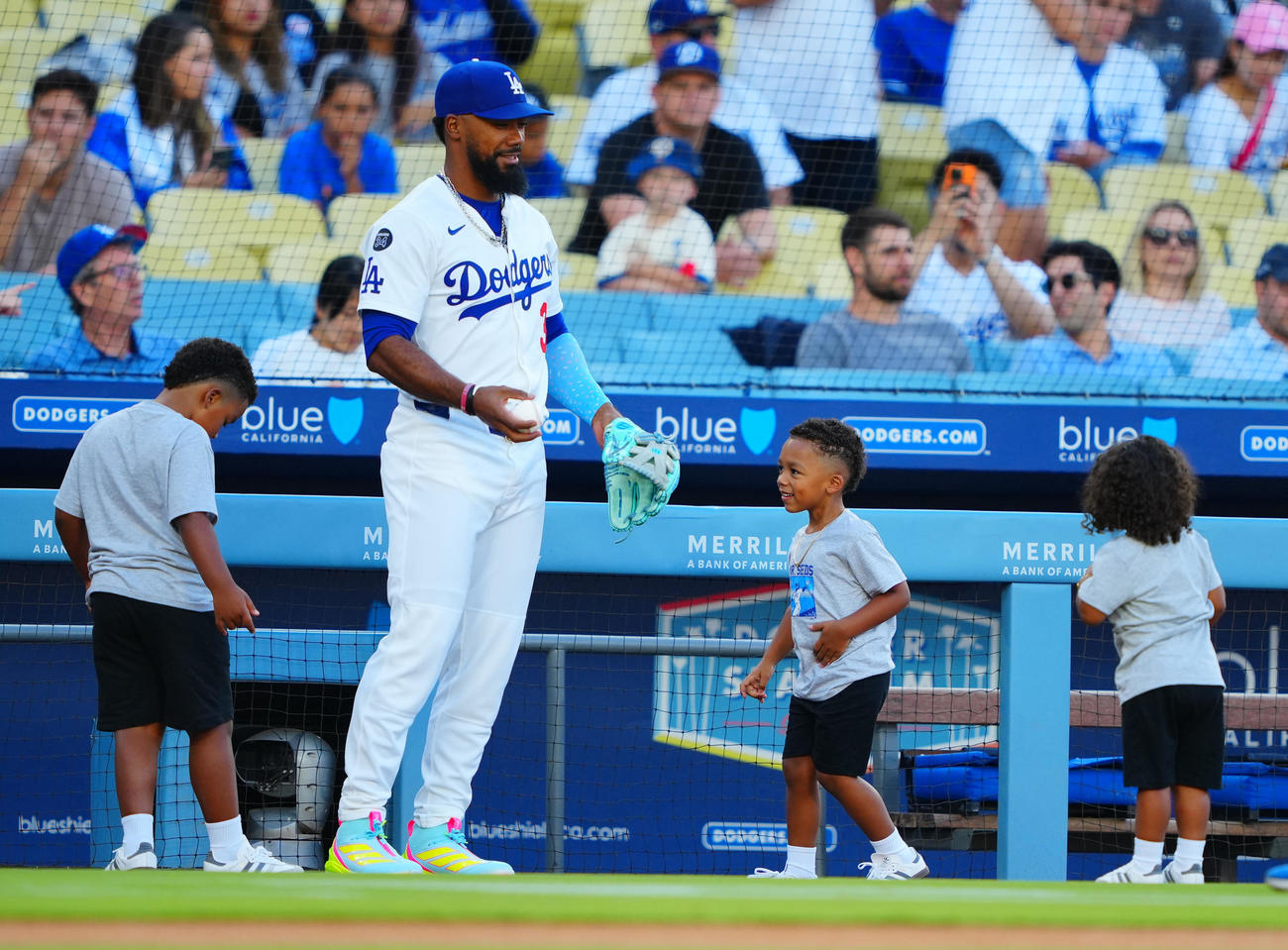 ドジャース対ツインズ　試合前に子どもたちと遊ぶドジャースのT・ヘルナンデス（撮影・垰建太）