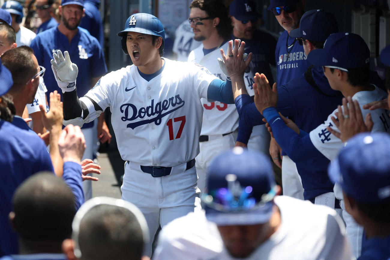ツインズ戦第１打席で５試合連続の本塁打を放ったドジャース大谷翔平は同僚から祝福を受けた（ロイター）