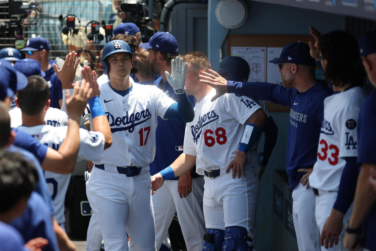 ツインズ戦第１打席で５試合連続の本塁打を放ったドジャース大谷翔平は同僚から祝福を受けた（ロイター）