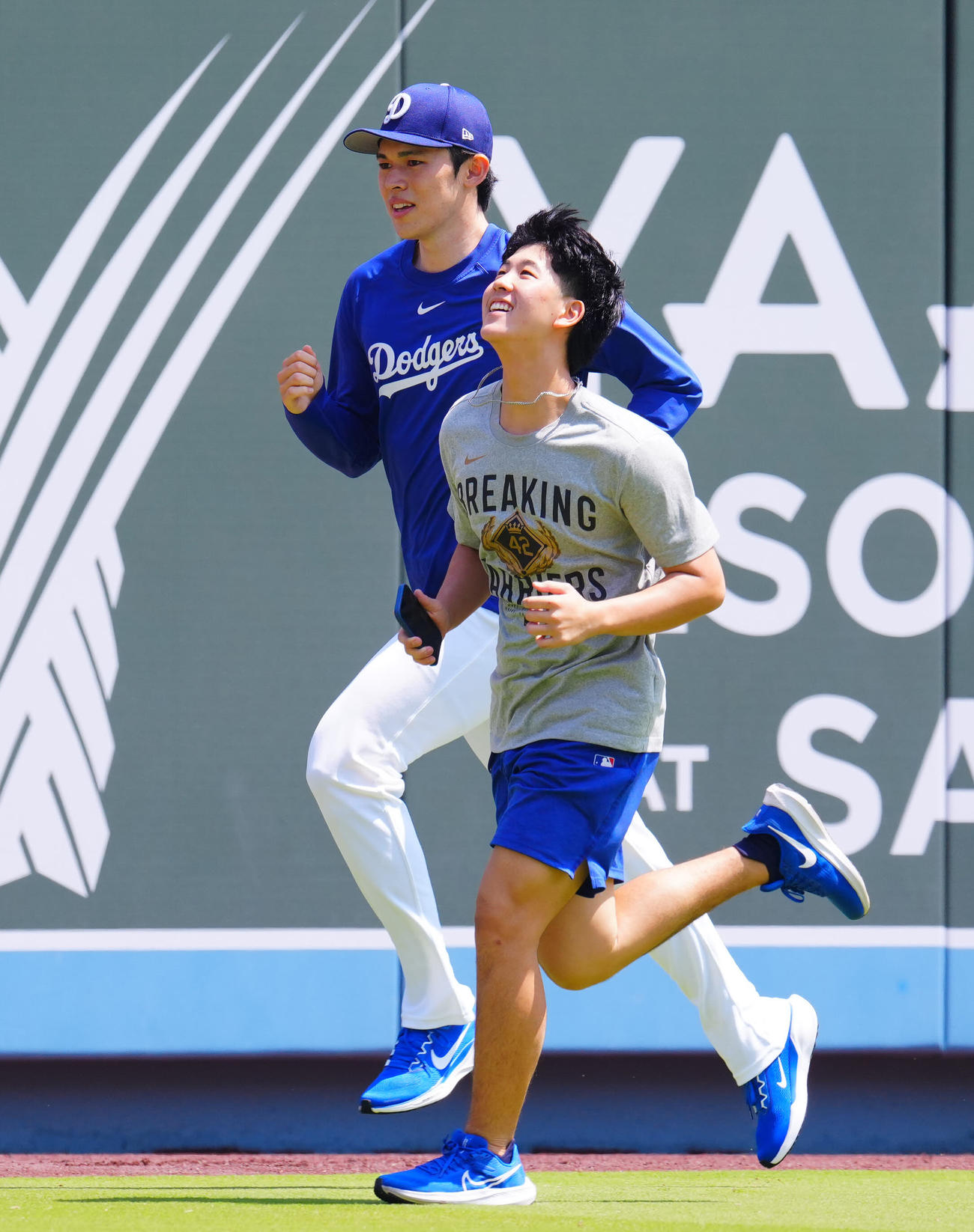 ドジャース対ツインズ　リラックスした表情で調整するドジャース佐々木（後方）（撮影・垰建太）