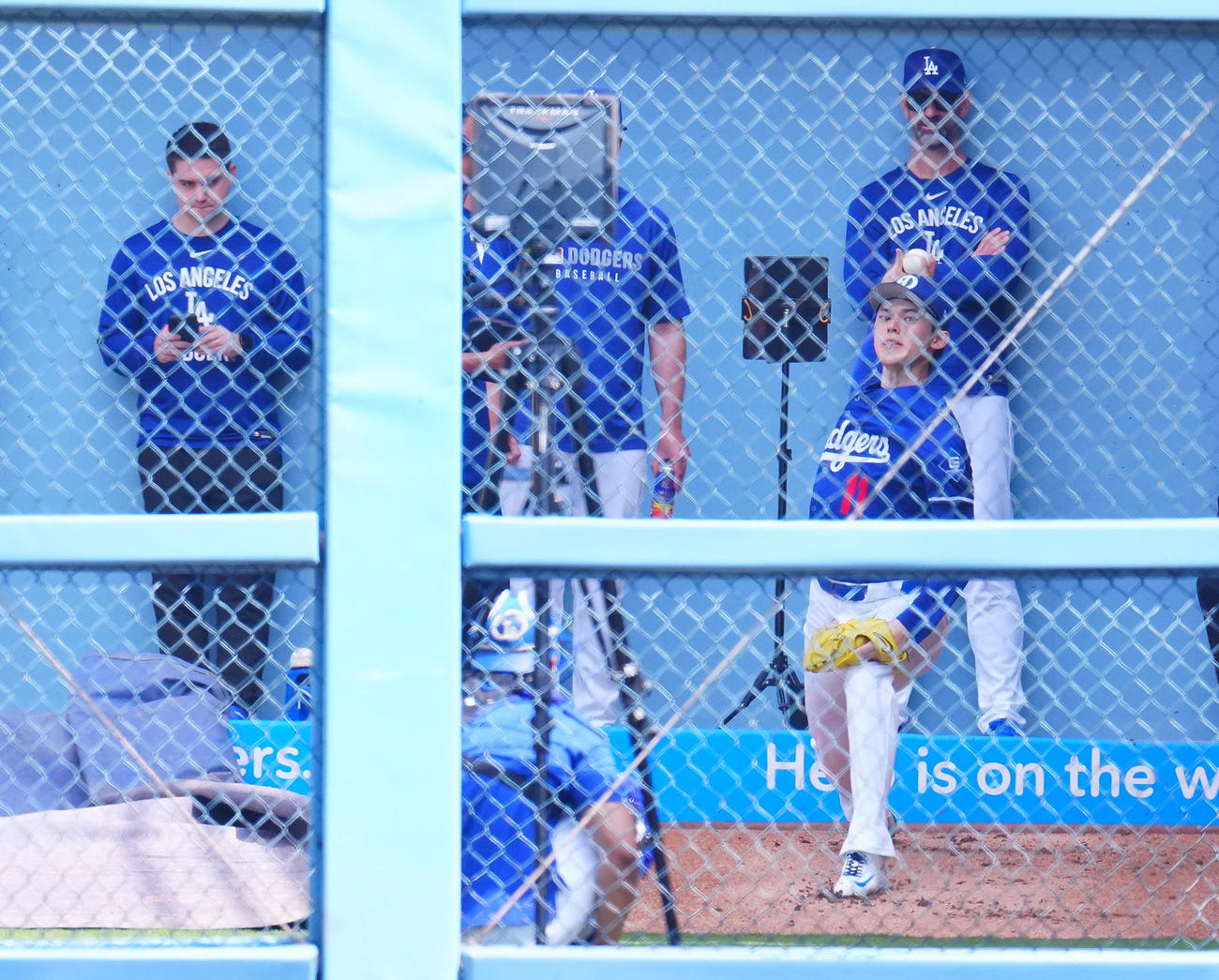 ドジャース対ツインズ　試合前ブルペンで投球練習するドジャース佐々木（撮影・垰建太）