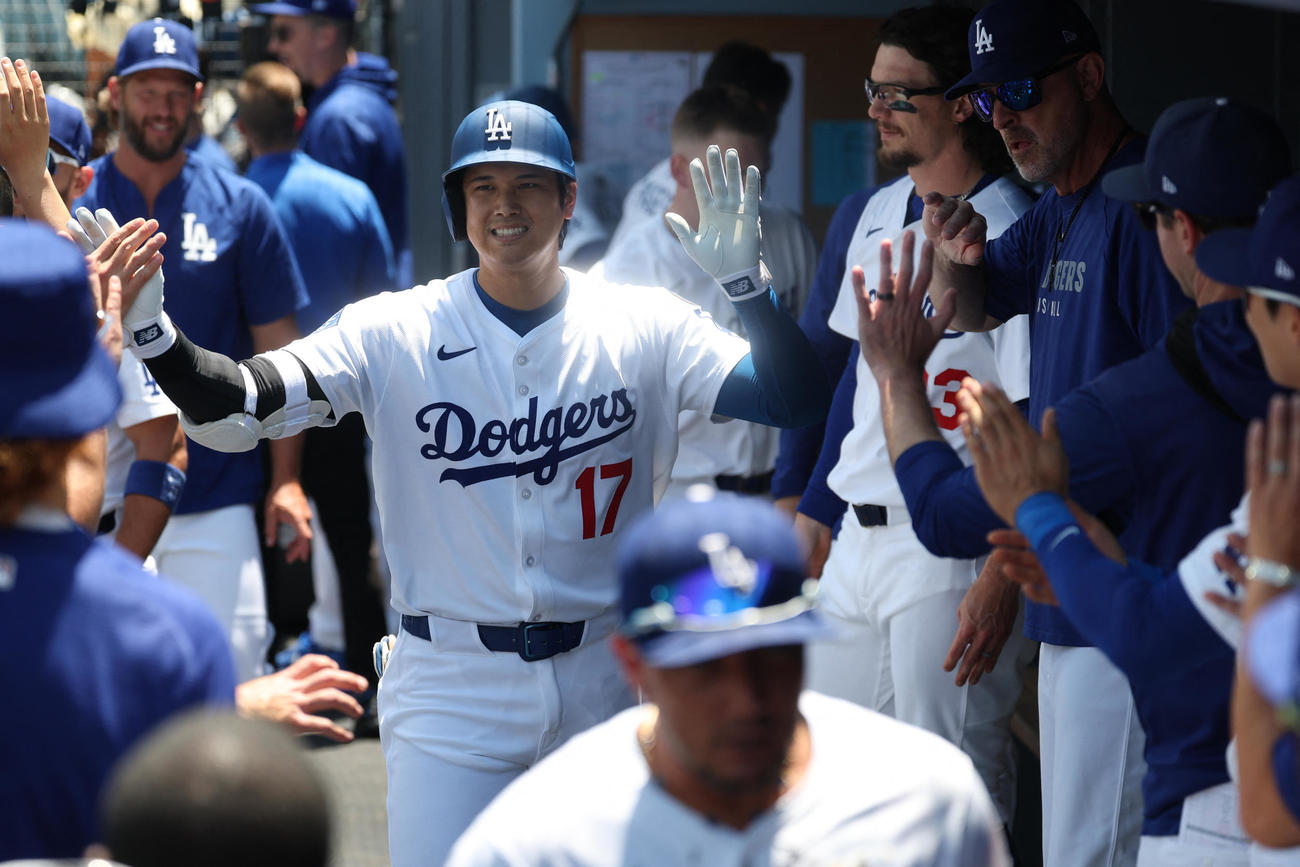 ツインズ戦第１打席で５試合連続の本塁打を放ったドジャース大谷翔平は同僚から祝福を受けた（ロイター）