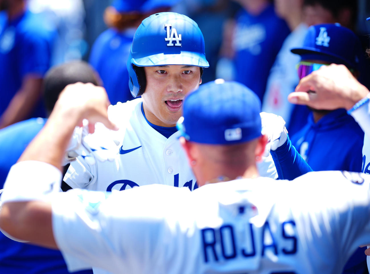 ドジャース対ツインズ　1回裏ドジャース無死、先制ソロ本塁打を放ちロハス（手前）とポーズを決め合う大谷（撮影・垰建太）