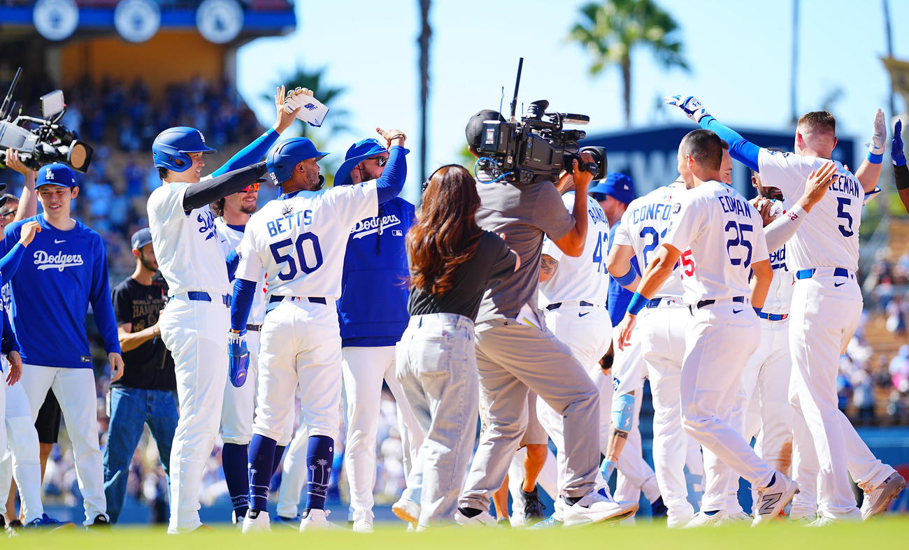 ドジャース対ツインズ　ツインズにサヨナラ勝ちし適時打を放ったフリーマン（右端）を笑顔で迎えるドジャース大谷（左から2人目）ら（撮影・垰建太）