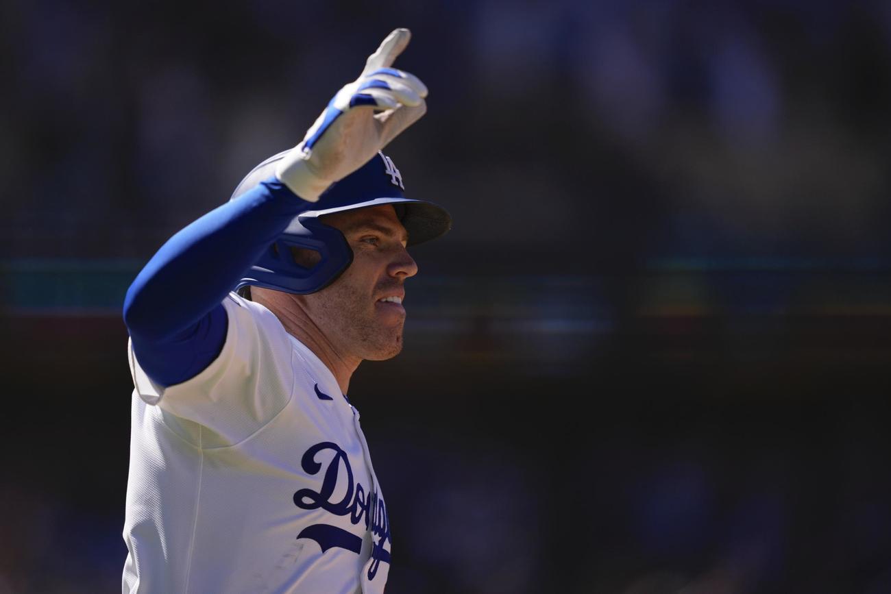 サヨナラ安打を放ったドジャースのフリーマンは右手を上げて歓声に応えた（AP)